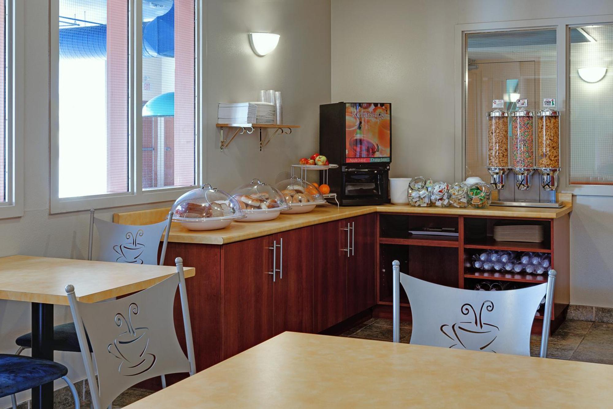 Hotel Super 8 By Wyndham Caraquet Exterior foto