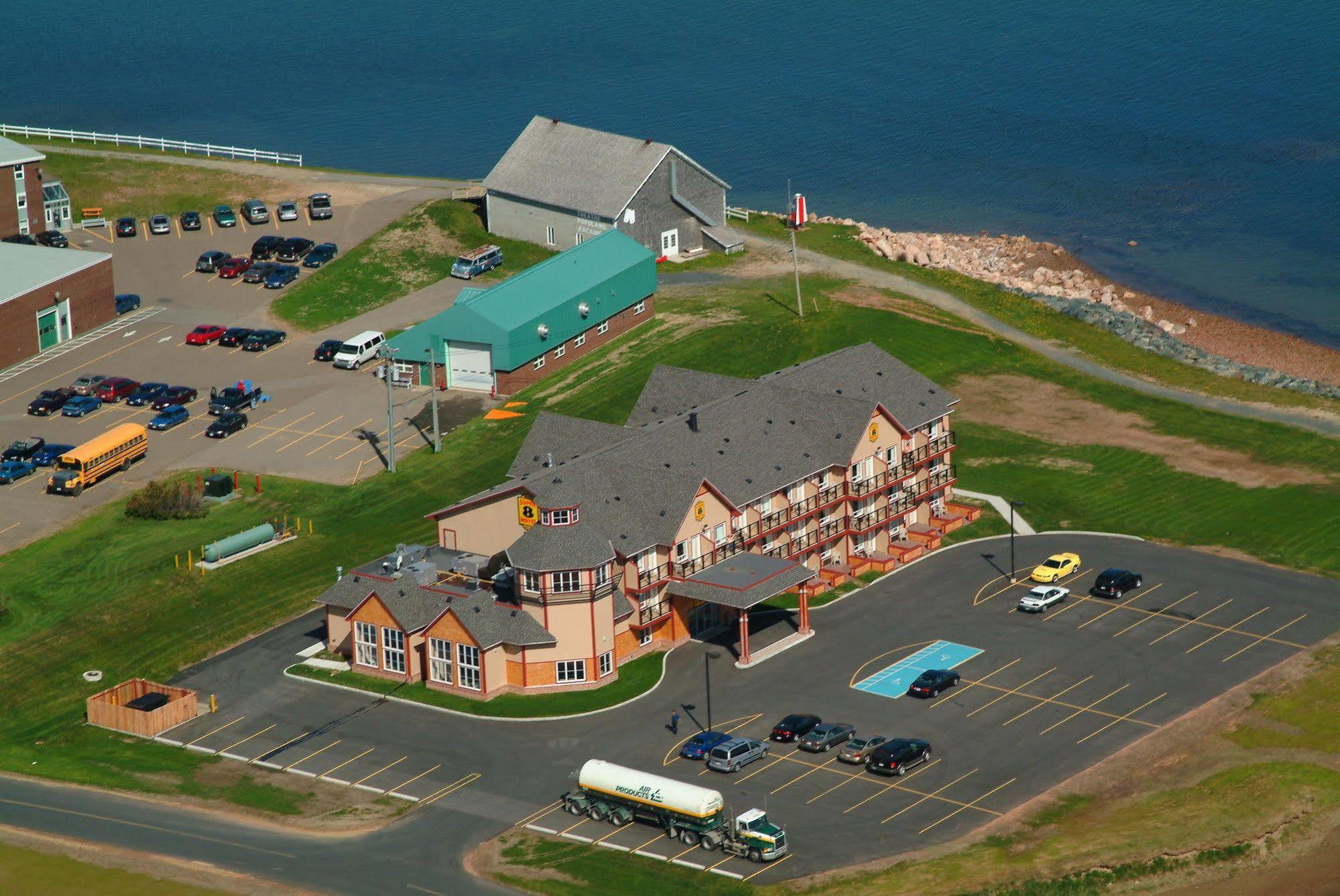 Hotel Super 8 By Wyndham Caraquet Exterior foto