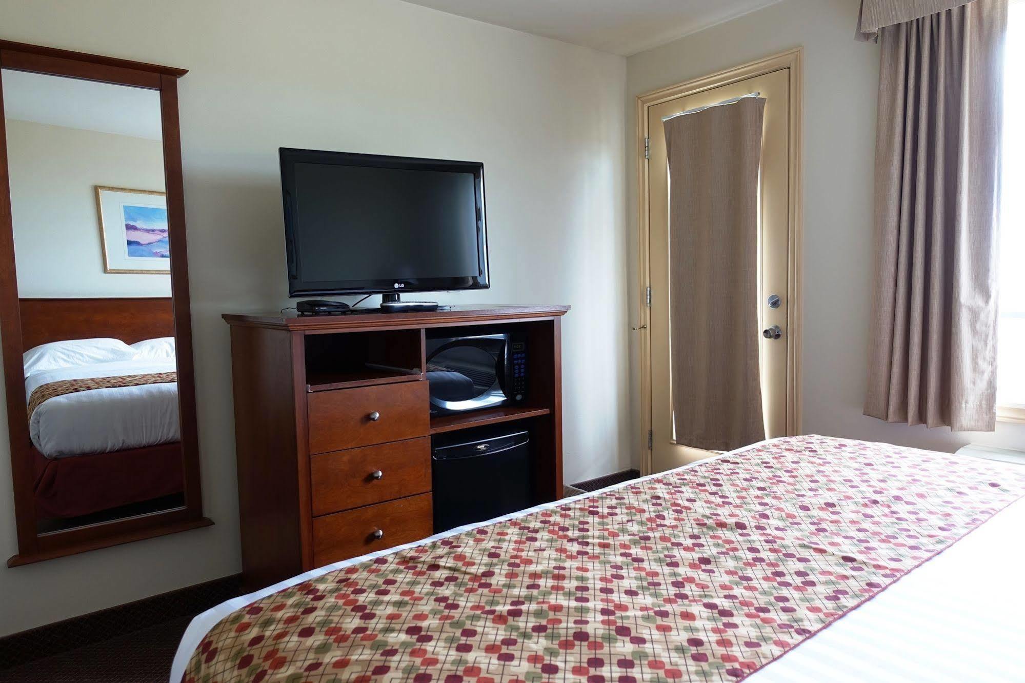 Hotel Super 8 By Wyndham Caraquet Exterior foto